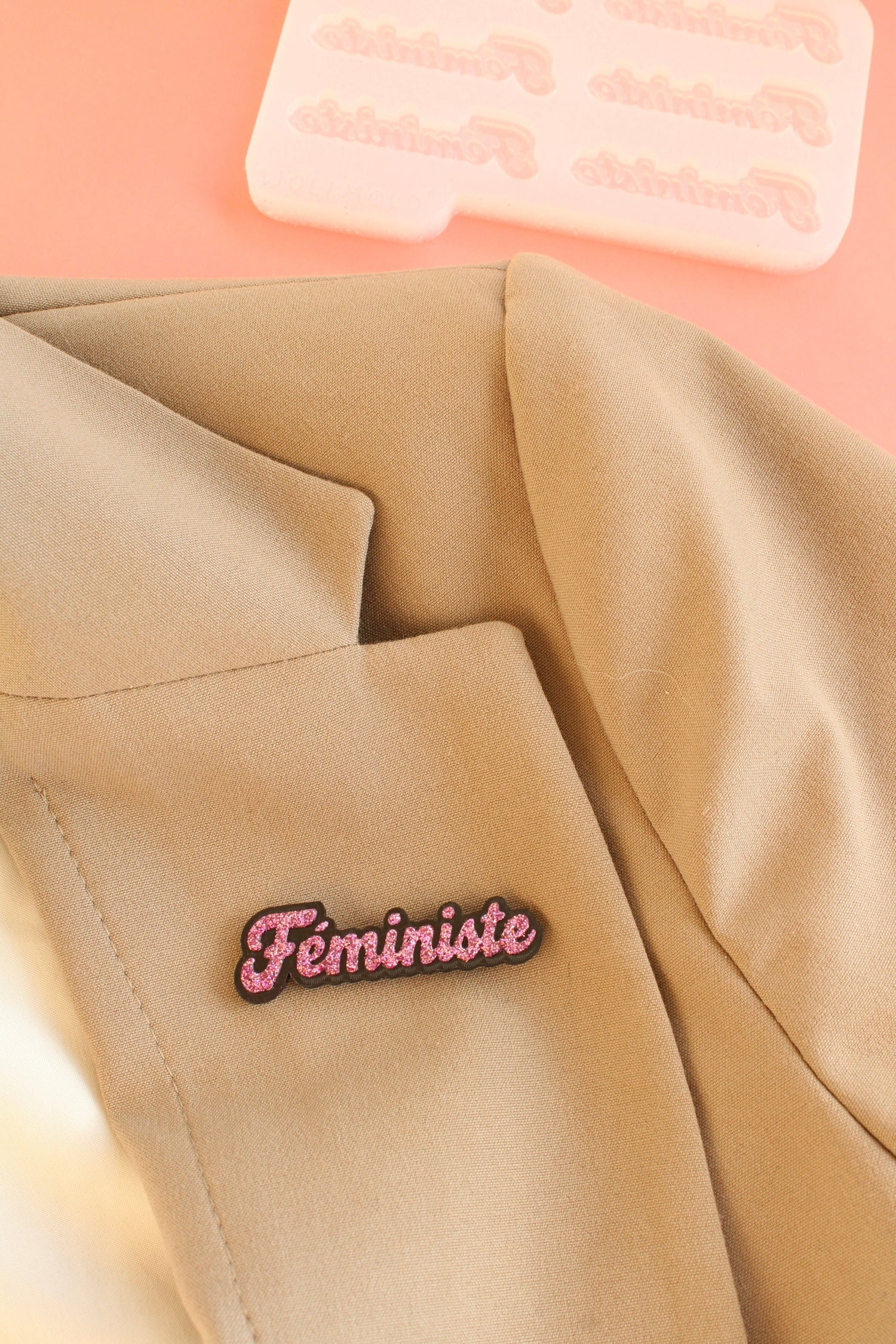 Moule silicone broche FÉMINISTE français - 6 broches