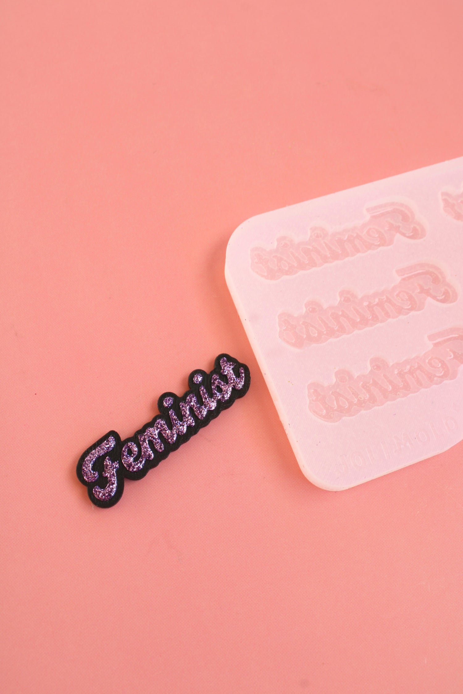 Moule silicone broche FEMINIST anglais - 6 broches