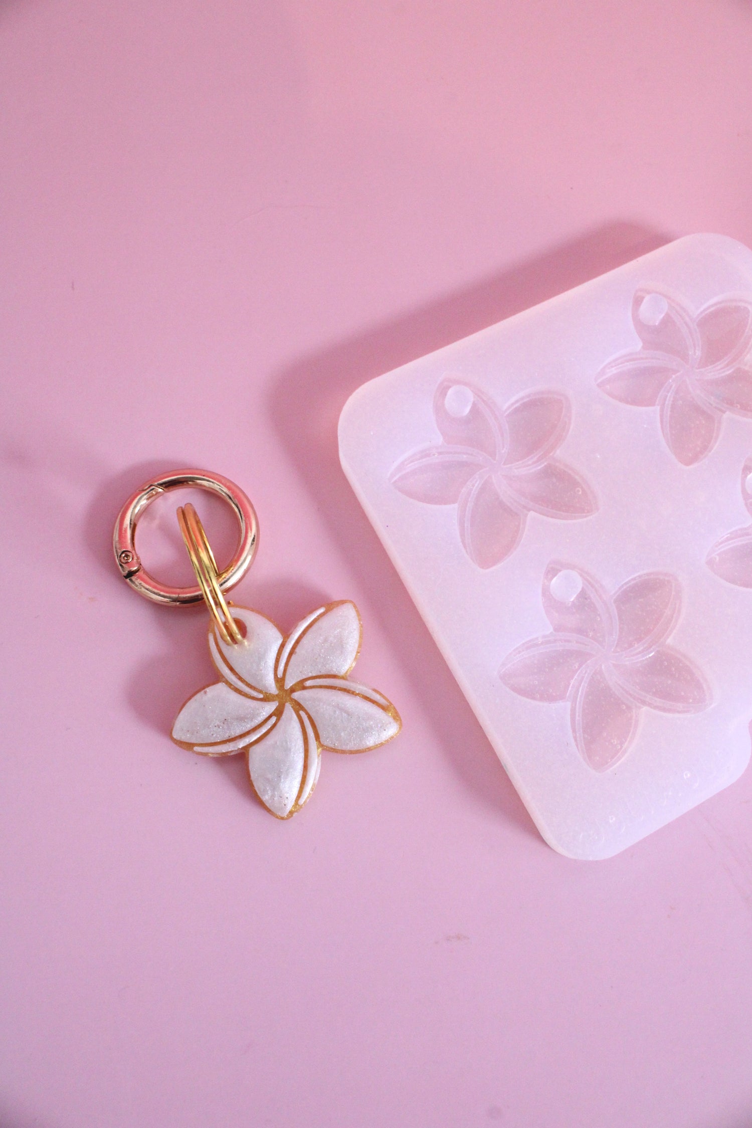 Moule silicone médaille / porté-clé FLEUR DE TIARE - 4 pièces
