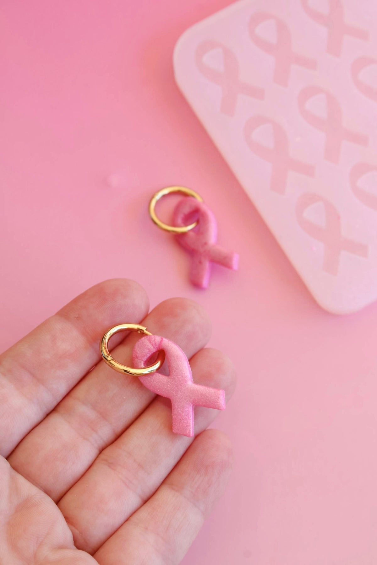 Octobre Rose : comment créer des bijoux solidaires en résine ?