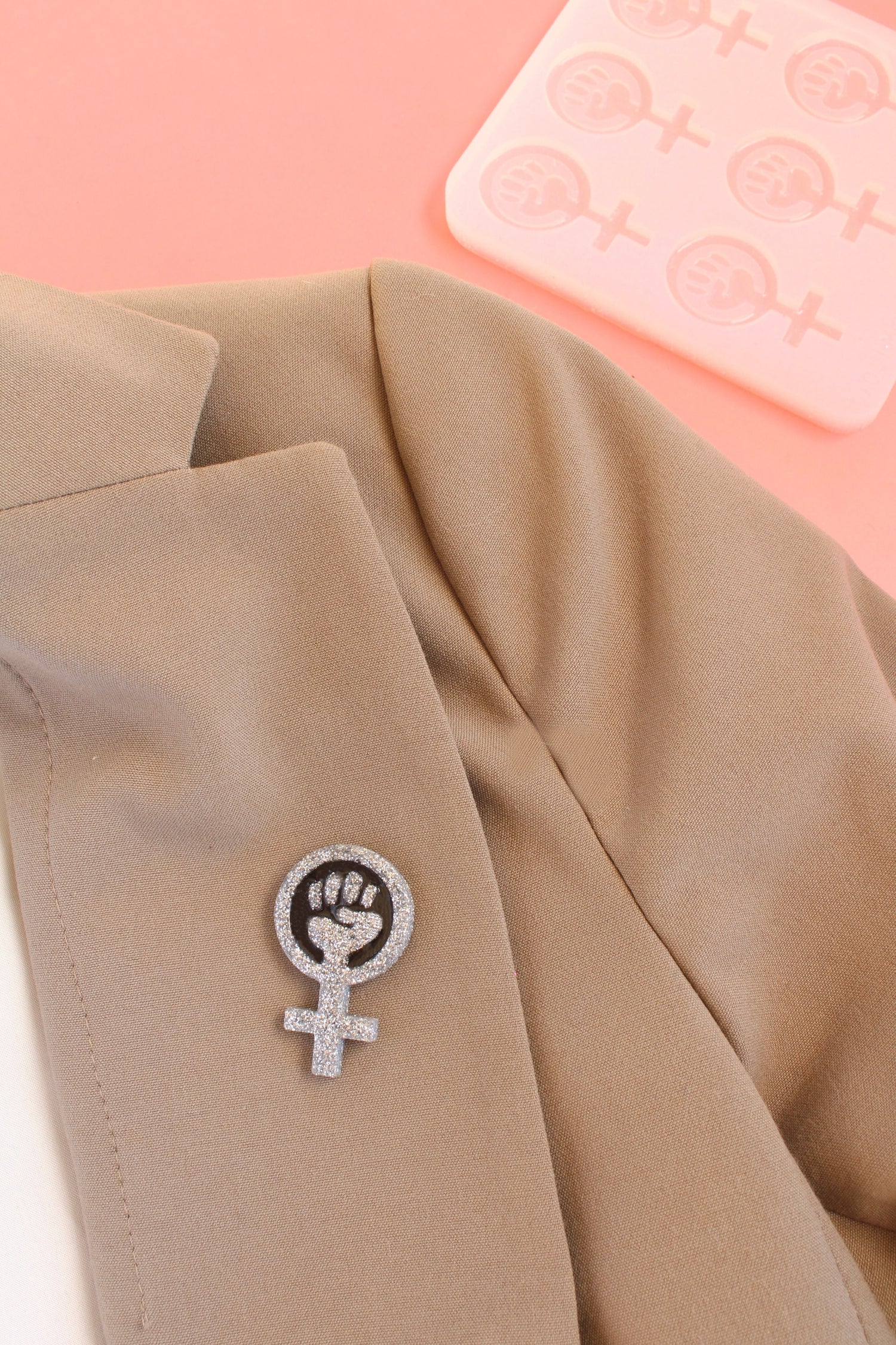 Moule silicone broche SIGNE FEMINISTE - 6 broches