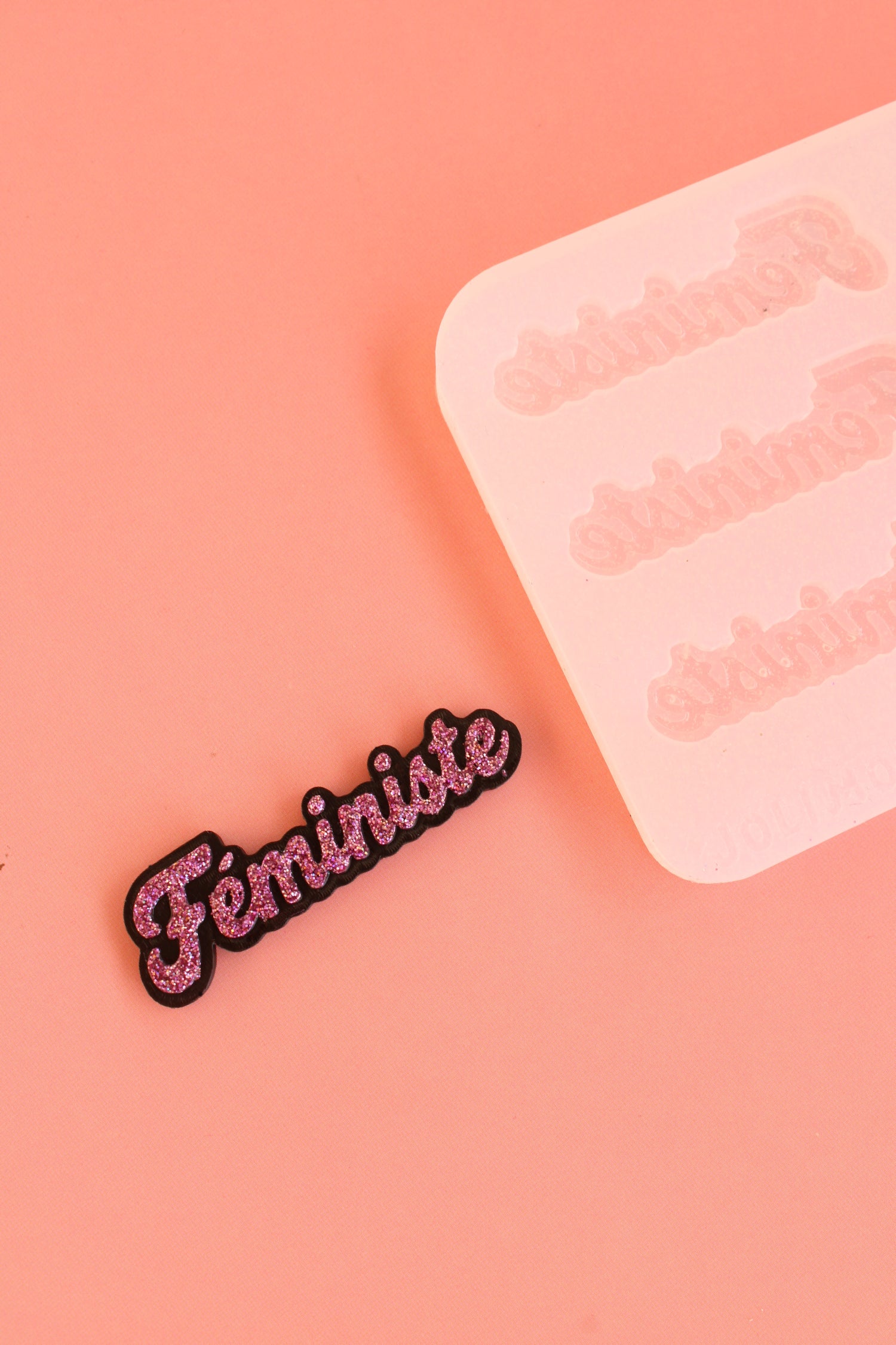 Moule silicone broche FÉMINISTE français - 6 broches