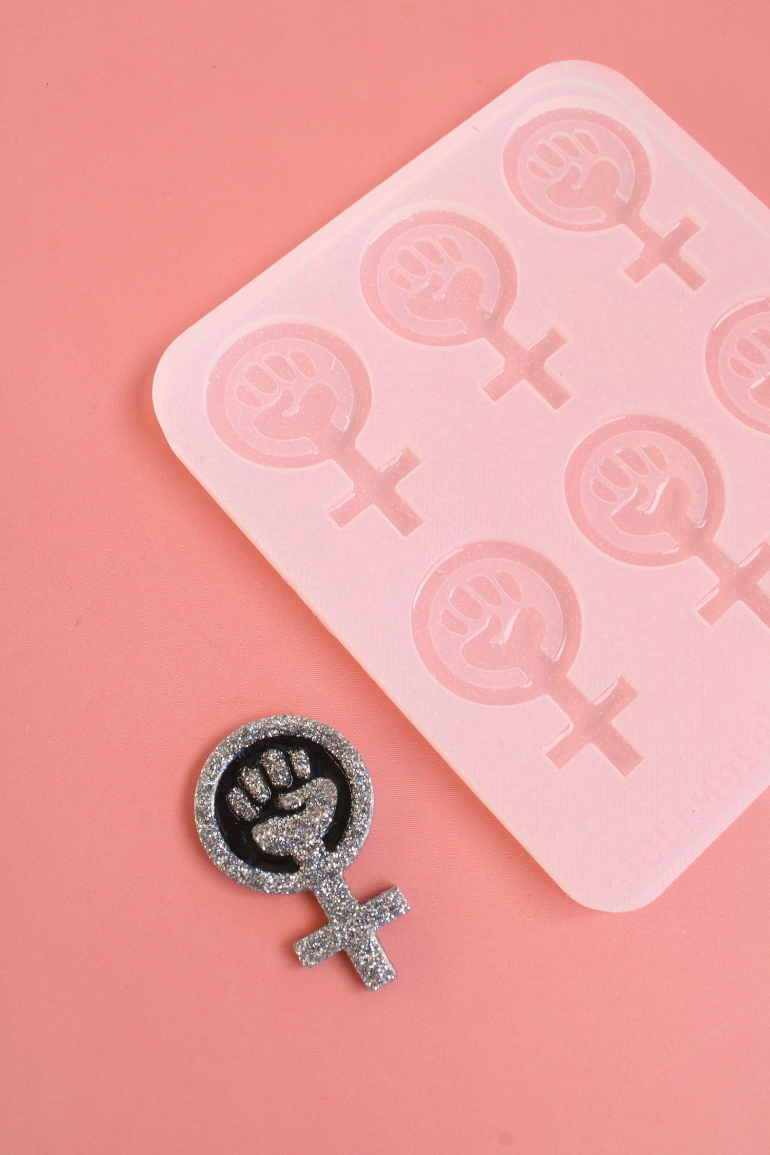 Moule silicone broche SIGNE FEMINISTE - 6 broches