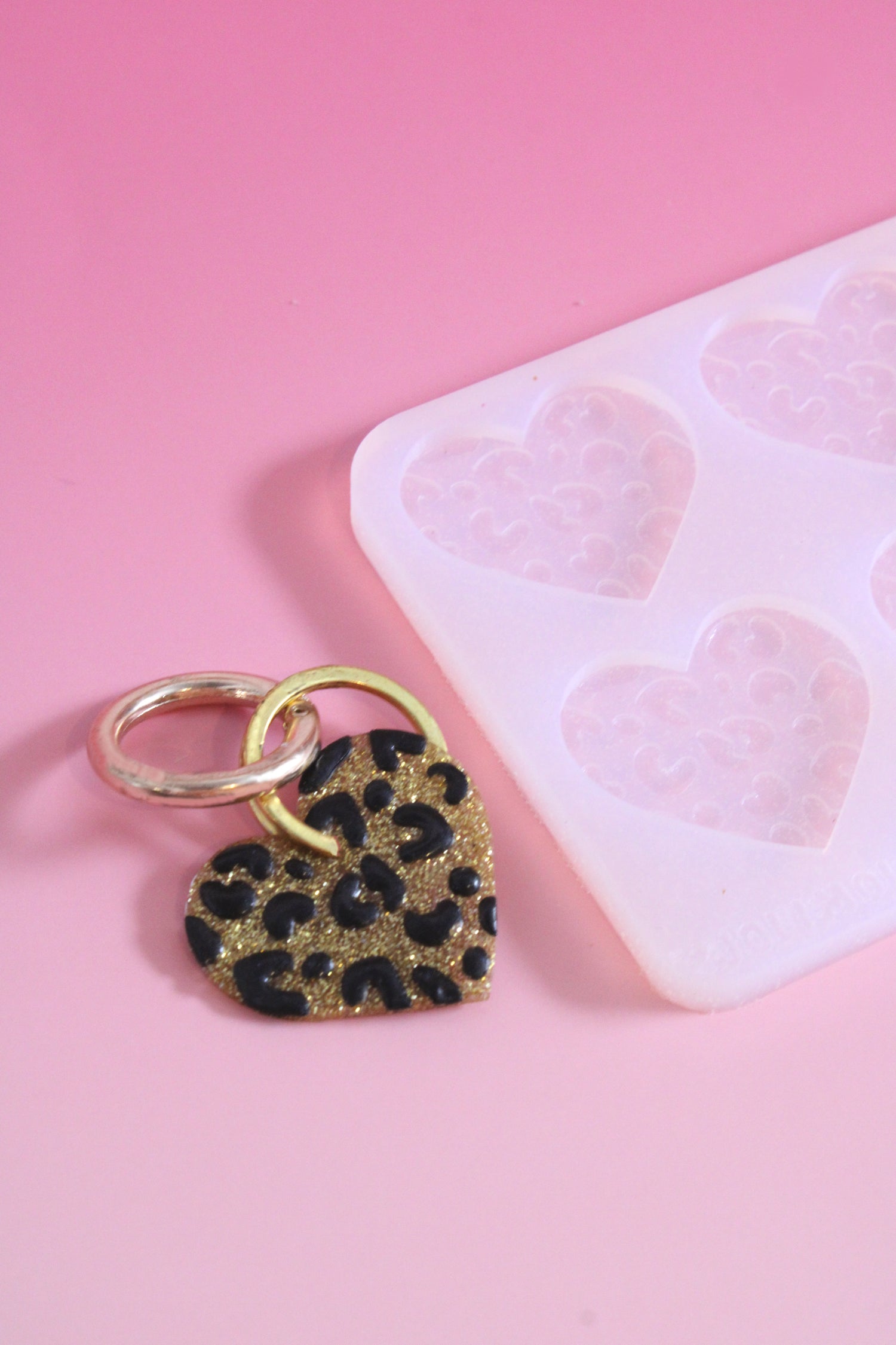 Moule silicone médaille / porte-clé COEUR LEOPARD - 4 pièces